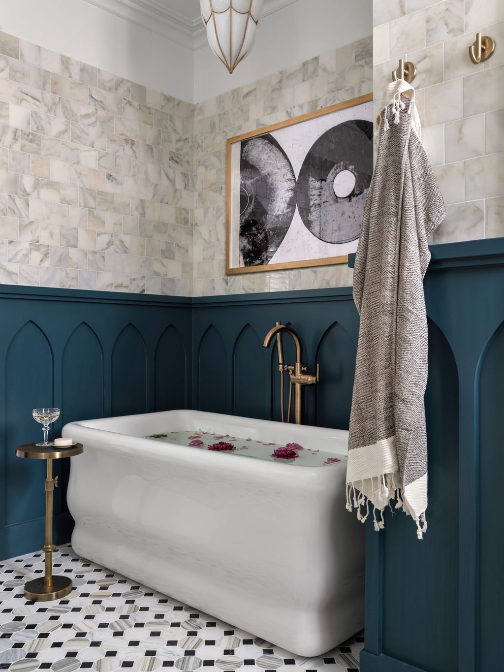 Free standing insulated bathtub in a primary bathroom